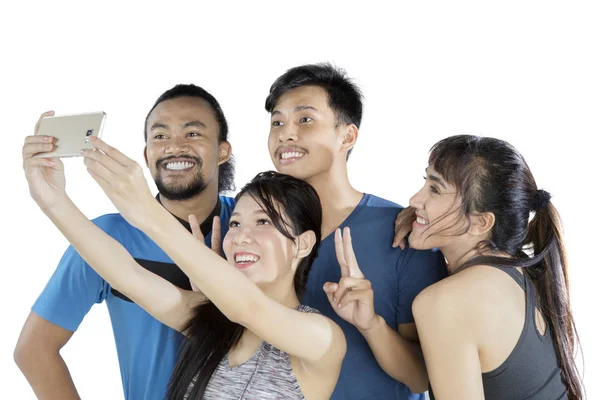 Cuatro personas tomando una selfie juntas felizmente —  Fotos de Stock