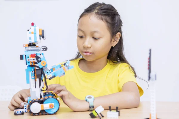 Retrato de criança asiática construindo um robô — Fotografia de Stock