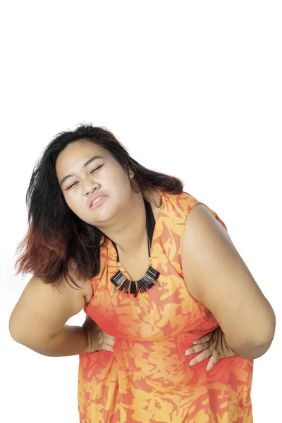 Portret van een dikke vrouw met buikpijn — Stockfoto