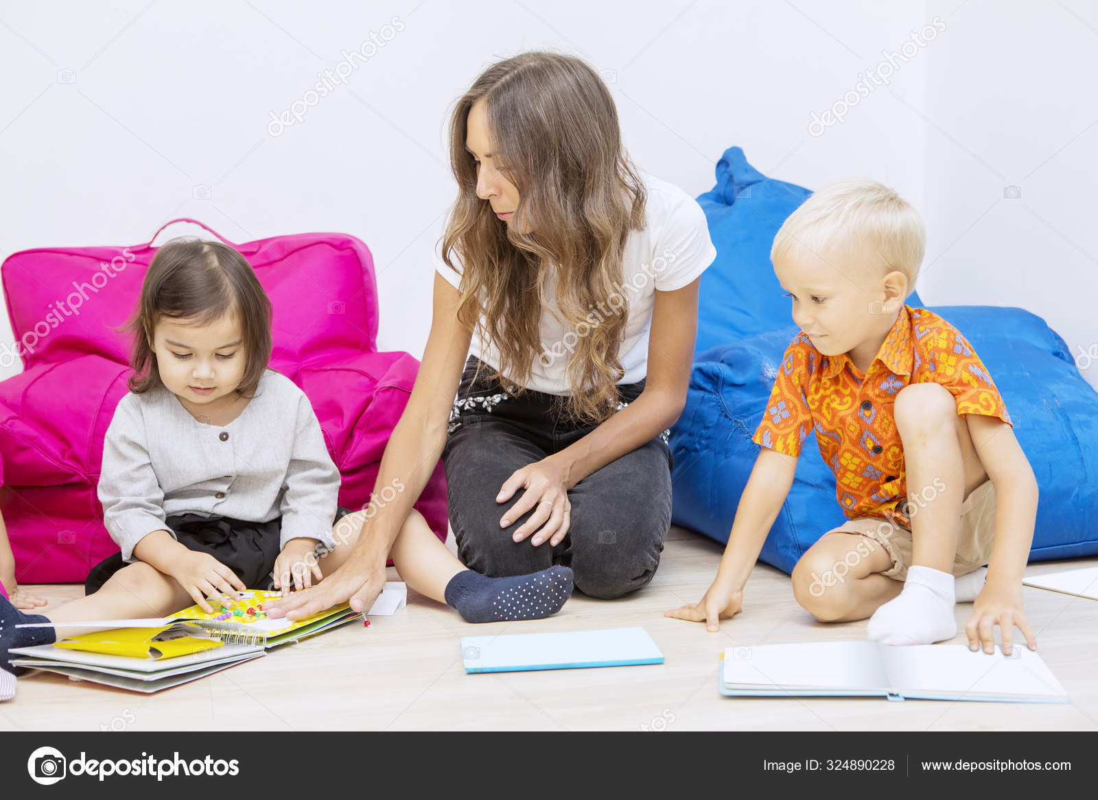 Profesora guiando a sus adorables alumnos en el aprendizaje: fotografía de stock © realinemedia #324890228 | Depositphotos Profesora guiando a sus adorables alumnos en el aprendizaje: fotografía de stock © realinemedia #324890228 | Depositphotos