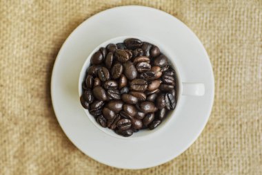 Kahve çekirdekleri ile servis edilen bardağın en üst görüntüsü.