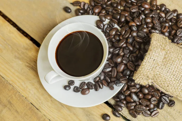 Főzött kávéval töltött csésze tetejére néző — Stock Fotó