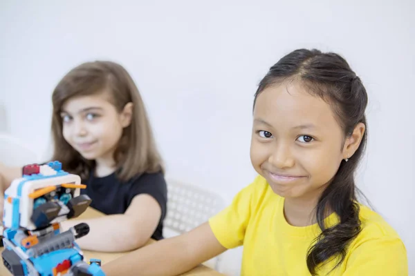 Dos niños presentan orgullosamente su robot lego — Foto de Stock