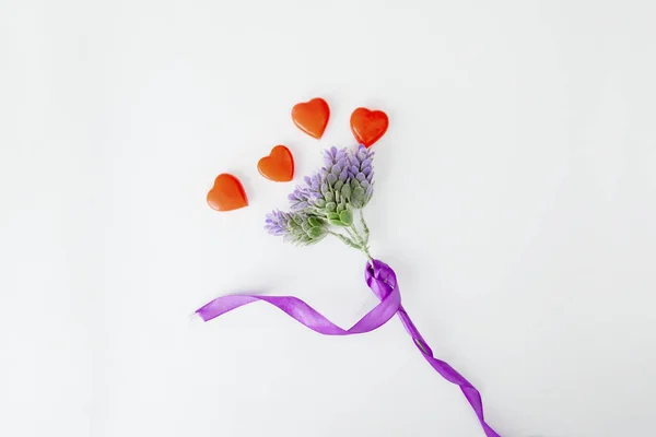 Aerial view of flowers and wavy ribbon knot — Stock Photo, Image