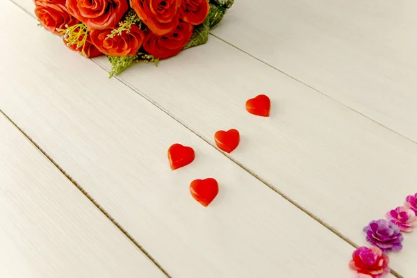 Flybilde av kjærlighetens godteri ved siden av rosene – stockfoto