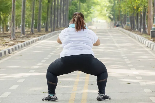 Vista posterior de la mujer gorda no identificada en cuclillas — Foto de Stock