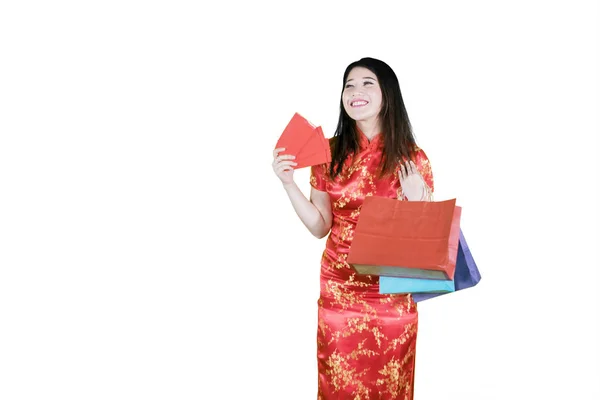 Güzel Asyalı kadın angpao ve çanta taşıyor. — Stok fotoğraf