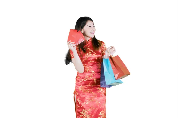 Güzel Asyalı kadın başka kıyafet arıyor. — Stok fotoğraf