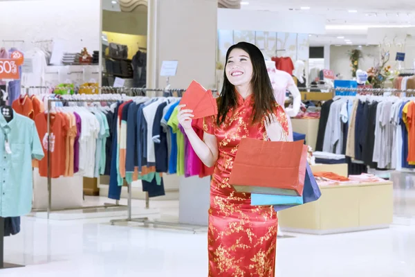 Güzel Asyalı kadın angpaosuyla alışveriş yapıyor. — Stok fotoğraf