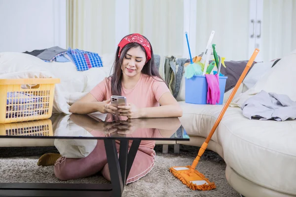 Mulher asiática bonita fazendo uma pausa com alívio — Fotografia de Stock