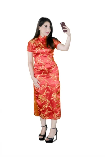 Beautiful Asian woman taking selfie in a cheongsam — Stock Photo, Image