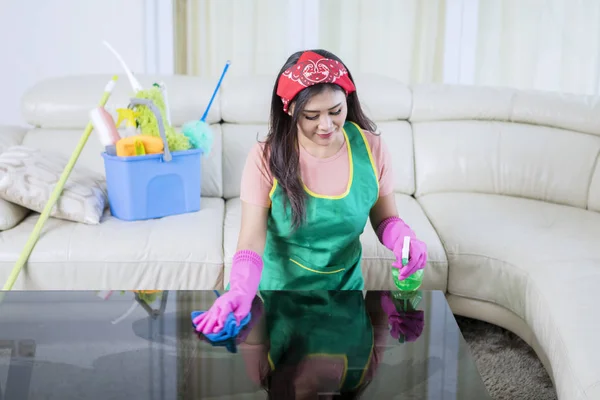 Mulher asiática bonita limpando e limpando uma mesa — Fotografia de Stock