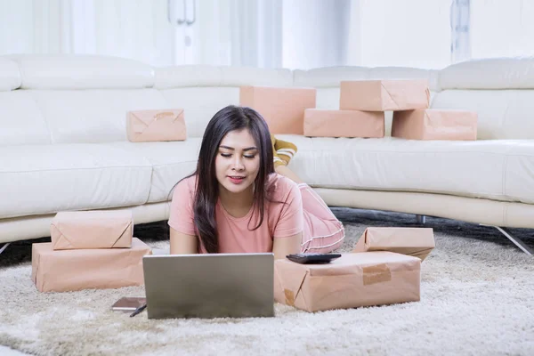 Красивая азиатка работает и использует свой ноутбук — стоковое фото