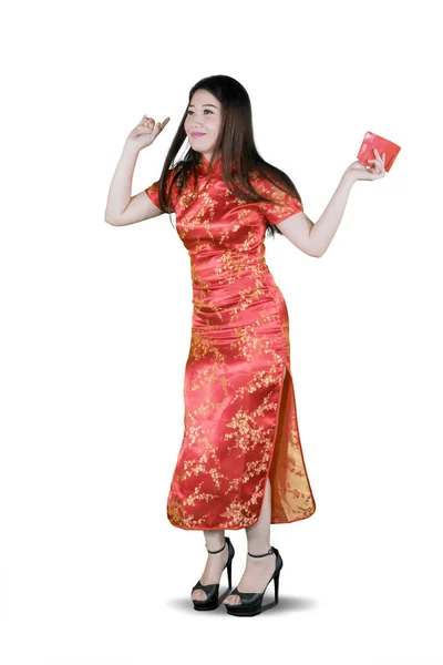 Mulher bonita segurando seu angpao alegremente — Fotografia de Stock