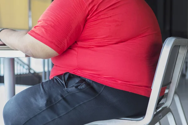 Close-up van onbekende dikke man met zijn grote buik — Stockfoto