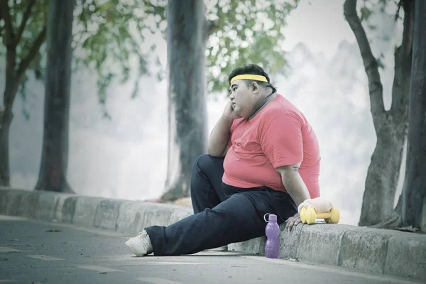 Fat Asian man daydreaming on the roads — Stock Photo, Image