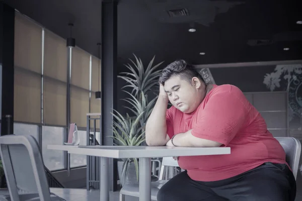 Gordura ásia homem daydreaming somberly no um café — Fotografia de Stock