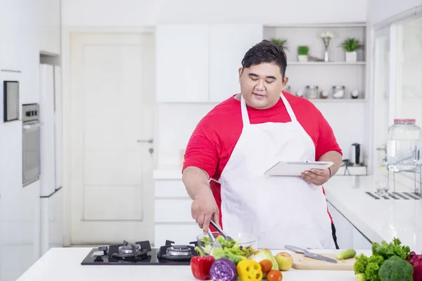 Gordo asiático hombre demostrando cómo cocinar ensaladas — Foto de Stock