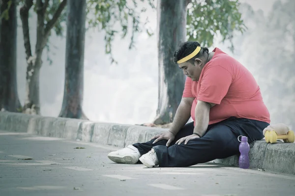 太ったアジアの男マッサージ彼の窮屈な足 — ストック写真