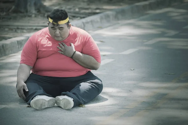 Fat Asian man patting his chest on the roads — Stock Photo, Image