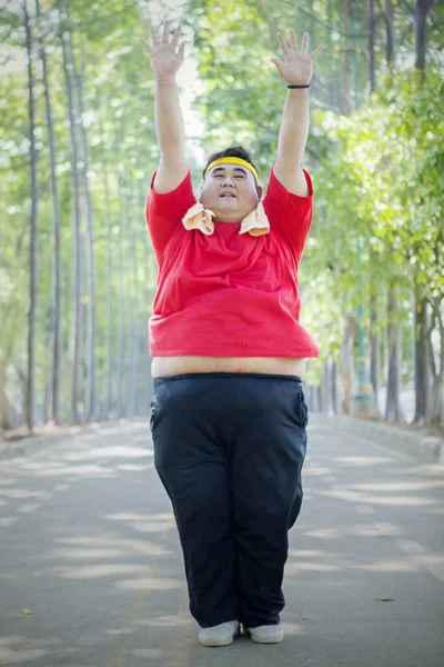 太ったアジア人の男が道路で腕を上げて — ストック写真