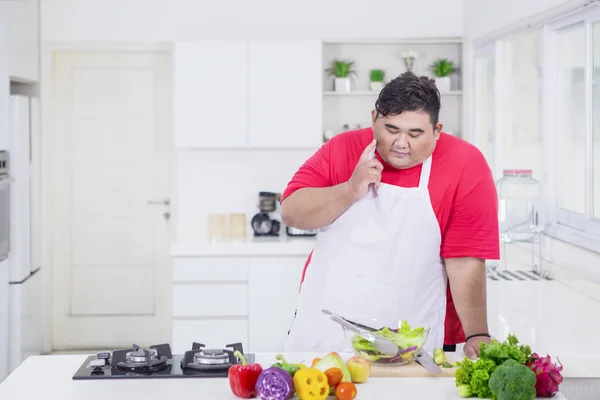 Tlustý Asiat přemýšlí o nápadu na vaření — Stock fotografie