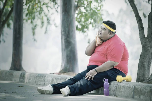 Fat Asian man wiping his sweats on the roads — Stock Photo, Image