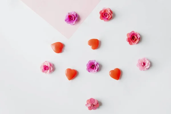 Flower papers and candies shaped like an arrow — Stock Photo, Image