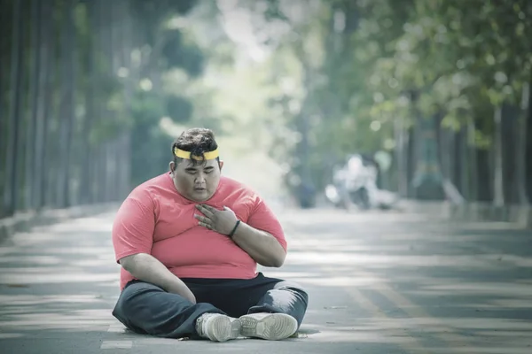 Зосереджений на тому, як товстий азіатський чоловік гладить груди. — стокове фото