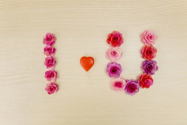 Jag älskar dig skapad med blompapper och godis — Stockfoto