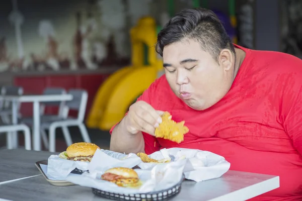 Retrato de gordura homem asiático mastigar todos os alimentos — Fotografia de Stock