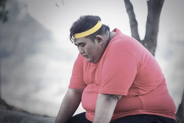 Portrait de la graisse asiatique homme au repos après la course — Photo