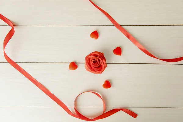 Straight κορδέλα κόμπο μέσα σε τριαντάφυλλο και καραμέλες αγάπης — Φωτογραφία Αρχείου