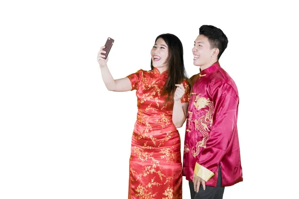 İki Asyalı mutlu bir şekilde selfie çekiyor. — Stok fotoğraf