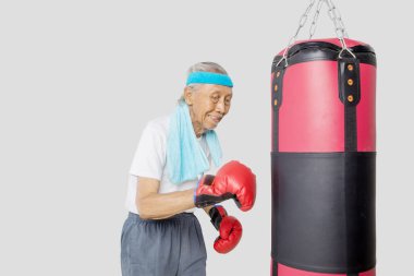 Asyalı ihtiyarın portresi coşkuyla boks yapıyor.