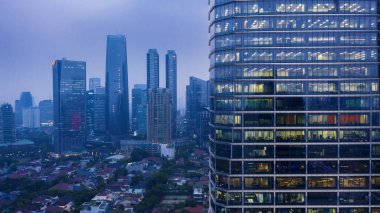 Jakarta şehrinde sabah vakti gökdelen pencereleri