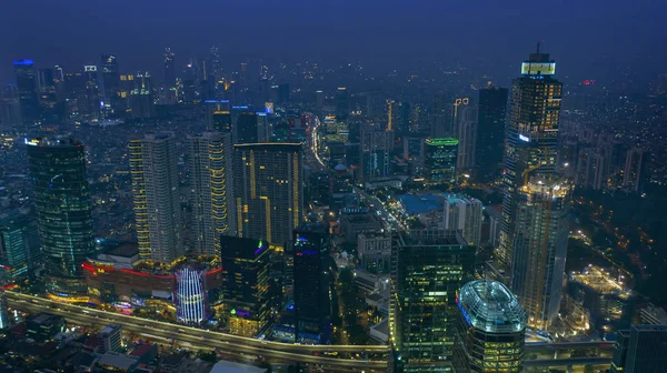 Luchtfoto van de commerciële wijk 's nachts — Stockfoto