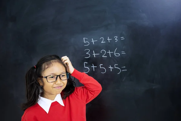 Menina asiática confuso depois de resolver cálculos — Fotografia de Stock