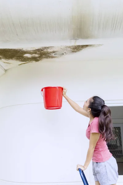 Mulher asiática bonita coleta gotas de água — Fotografia de Stock