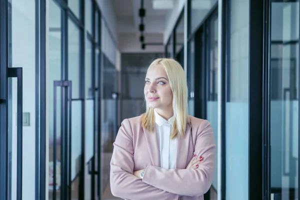 Schöne blonde Geschäftsfrau lächelt ernst — Stockfoto