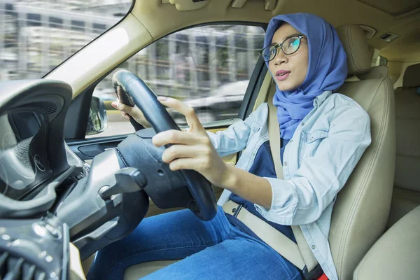 Vacker affärskvinna som kör bil på väg — Stockfoto