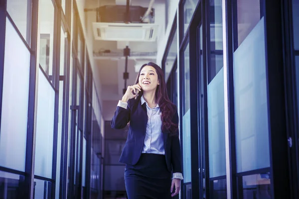 Hermosa mujer de negocios sonriendo mientras llama —  Fotos de Stock