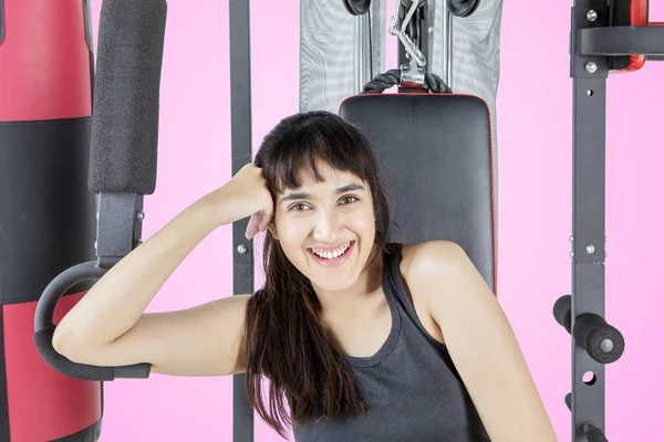 Mooie vrouw poseren op een sportschool apparatuur — Stockfoto