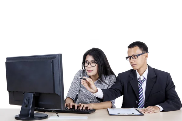 Empresário apontando algumas tarefas para seu empregado — Fotografia de Stock