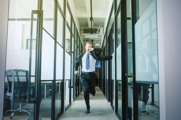 Geschäftsmann stürmt und rennt auf Büroflur — Stockfoto