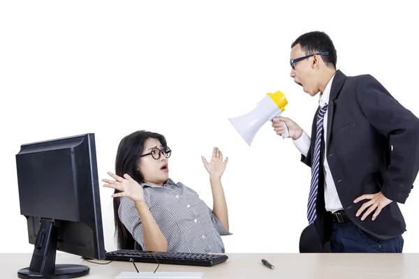 Biznesmen beszta swojego pracownika megafonem — Zdjęcie stockowe
