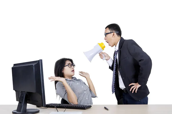 Biznesmen krzyczy na swojego pracownika wściekle — Zdjęcie stockowe