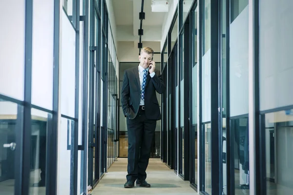 Affärsman pratar med någon på telefon — Stockfoto