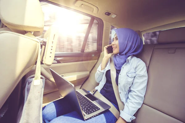 Businesswoman calling someone in car at sunny day — Stock Photo, Image
