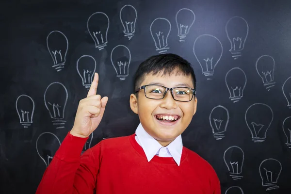 Close-up van een schattig aziatisch jongen realiseert zich een idee — Stockfoto